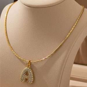 Collarino e iniziale con zirconi